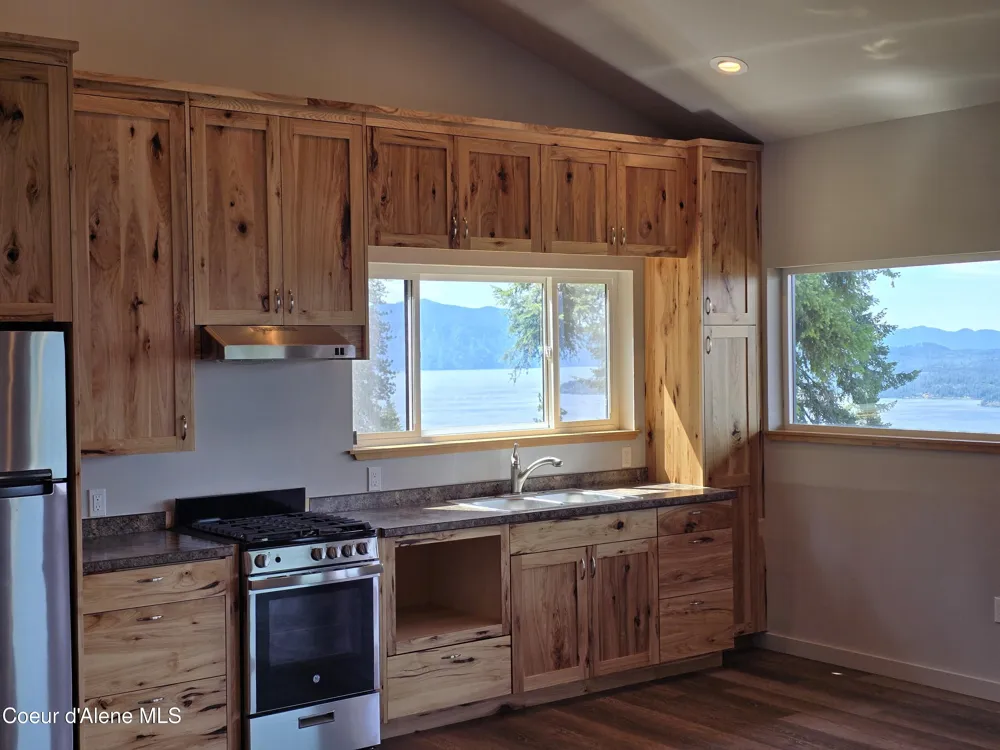 1935 Eagen Mountain Dr Hope, ID 83836