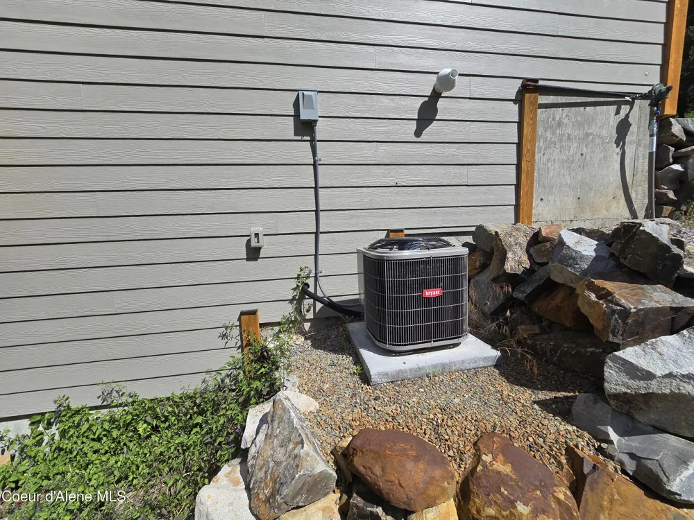 1935 Eagen Mountain Dr Hope, ID 83836