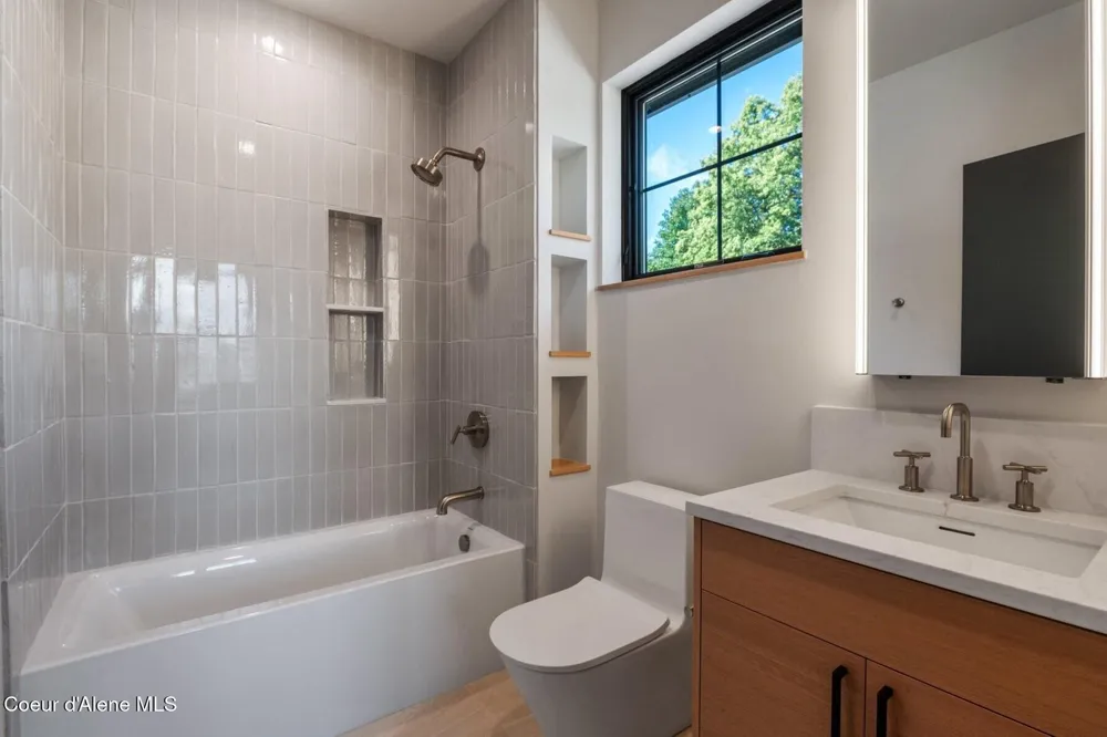 215 W Lake Street Sandpoint, ID 83864