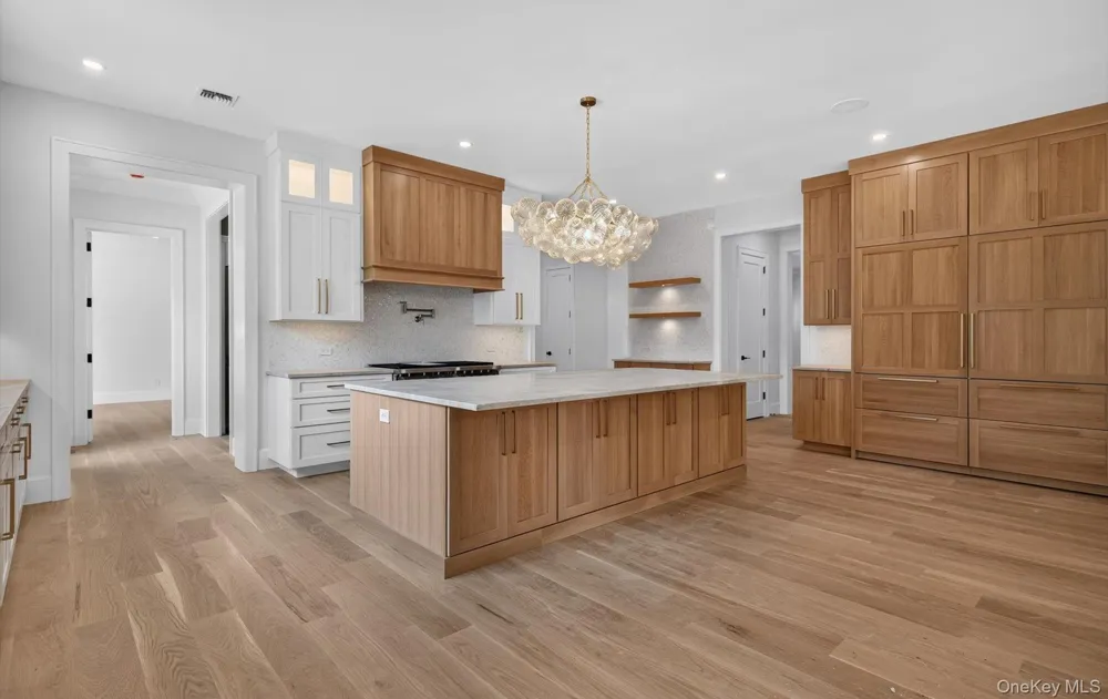 2 E Gate Road Lloyd Harbor, NY 11743