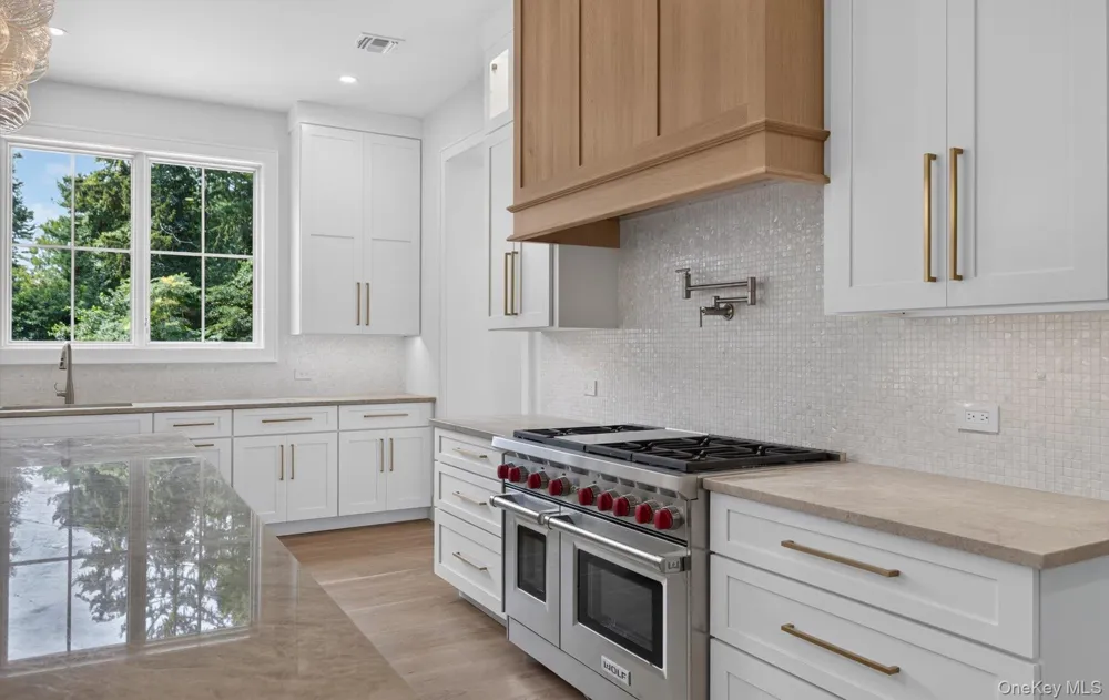 2 E Gate Road Lloyd Harbor, NY 11743