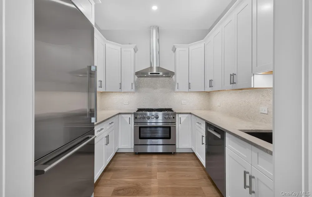 2 E Gate Road Lloyd Harbor, NY 11743