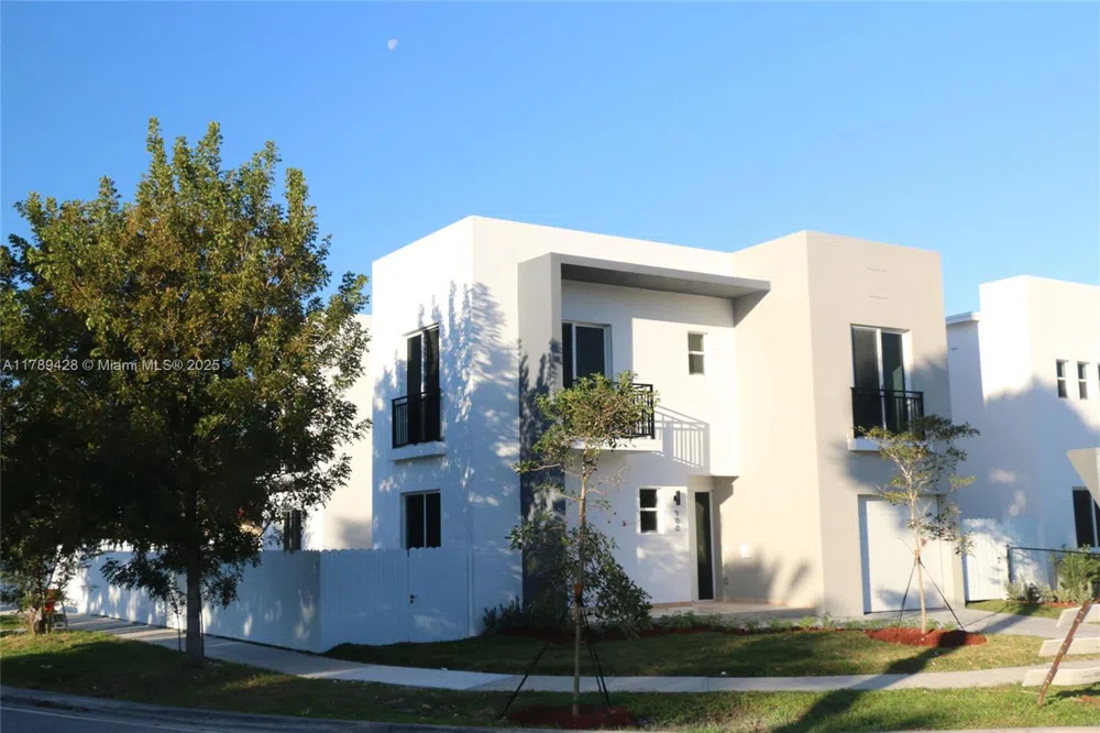 900 SW 24th Rd Miami, FL 33129