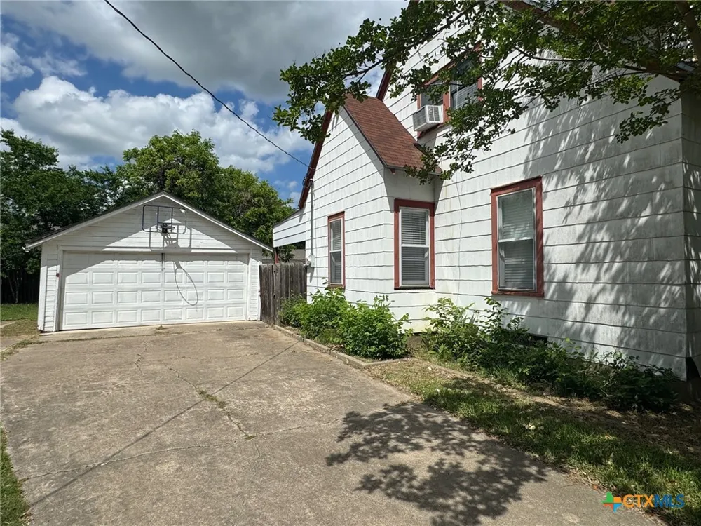 708 East 10th Cameron, TX 76570