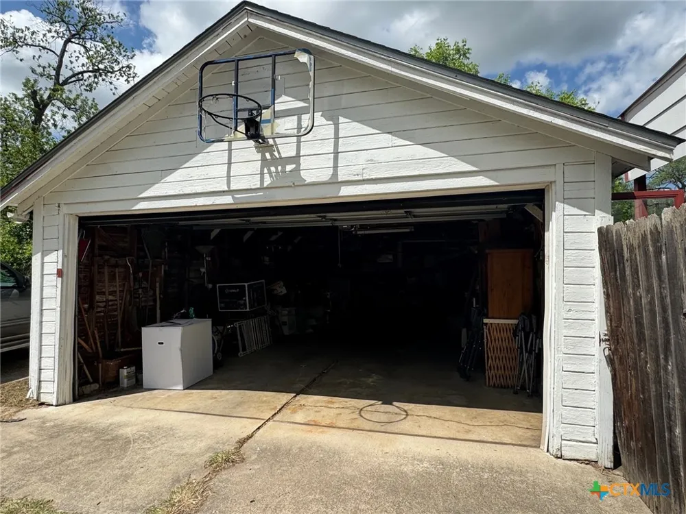 708 East 10th Cameron, TX 76570