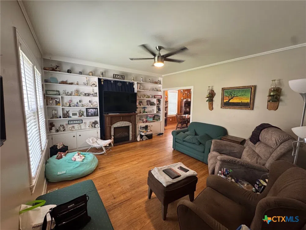 708 East 10th Cameron, TX 76570