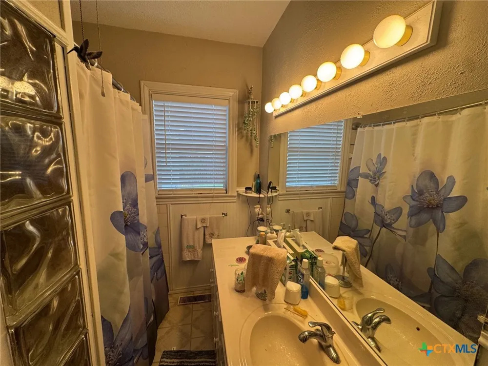 708 East 10th Cameron, TX 76570