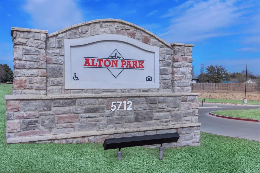 5712 Azle Avenue Fort Worth, TX 76106