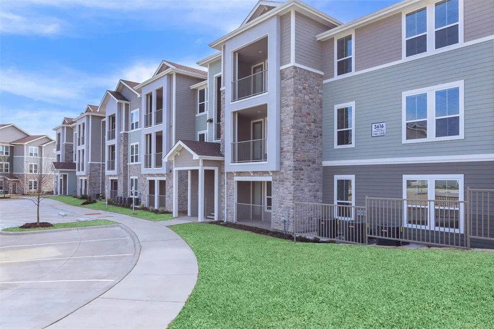5712 Azle Avenue Fort Worth, TX 76106