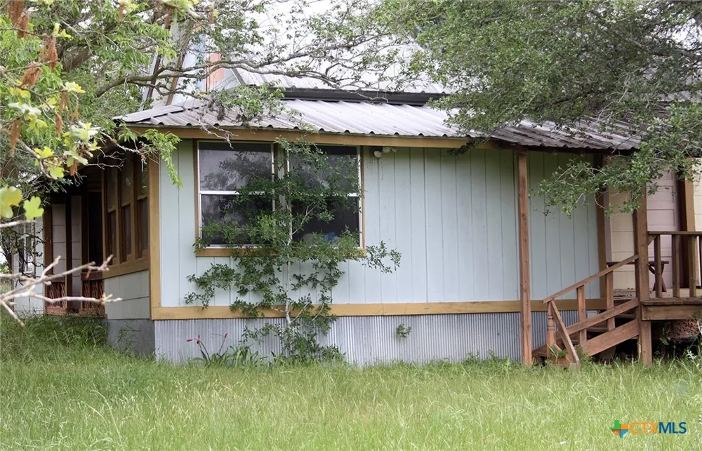 7887 Pettytown Road Red Rock, TX 78662