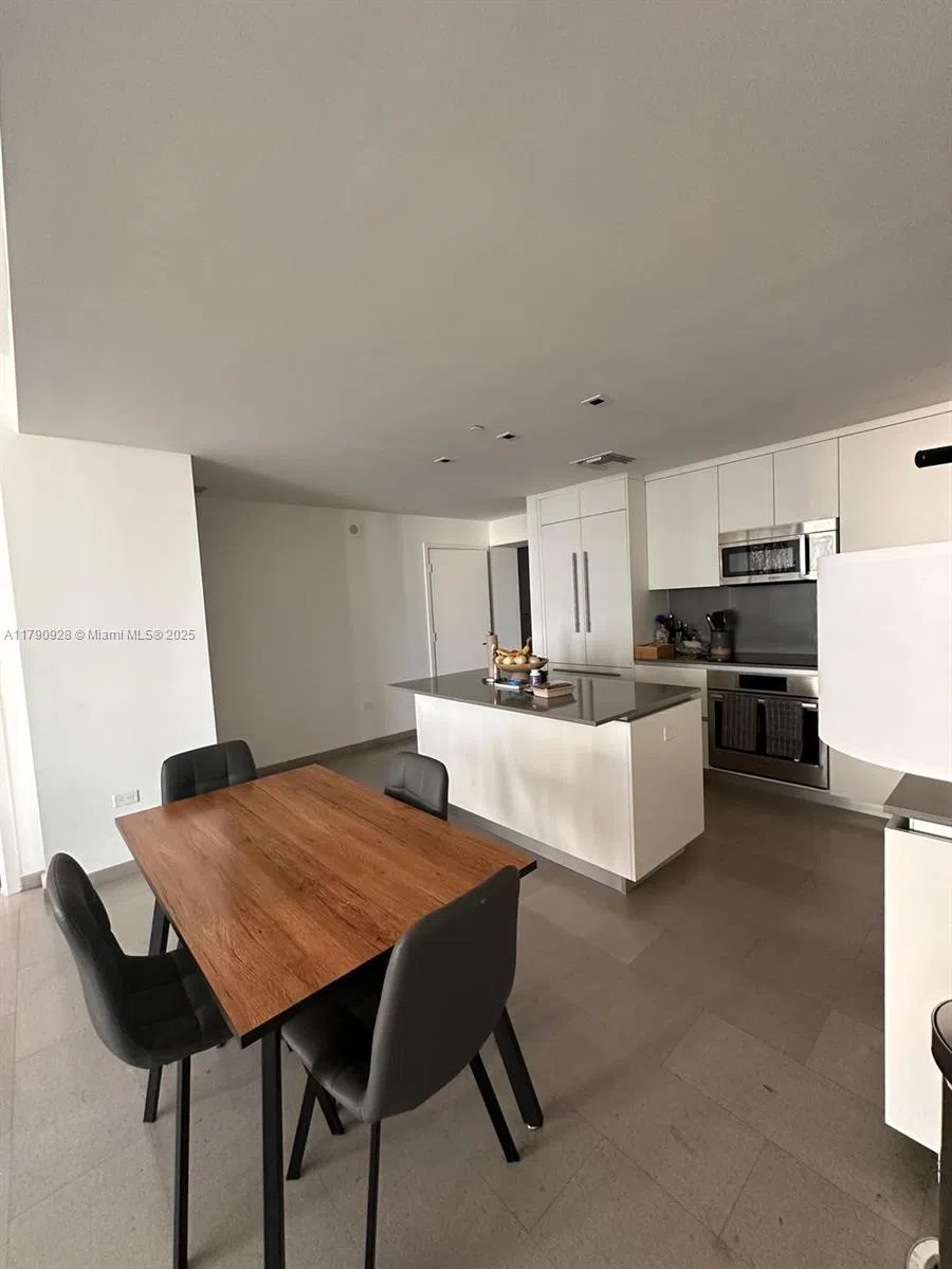 88 SW 7th St #810 Miami, FL 33130