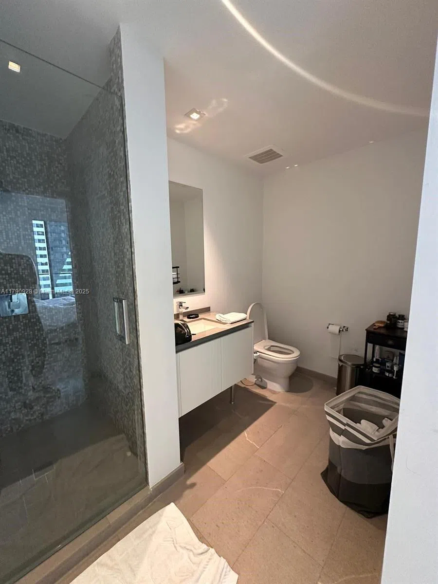 88 SW 7th St #810 Miami, FL 33130
