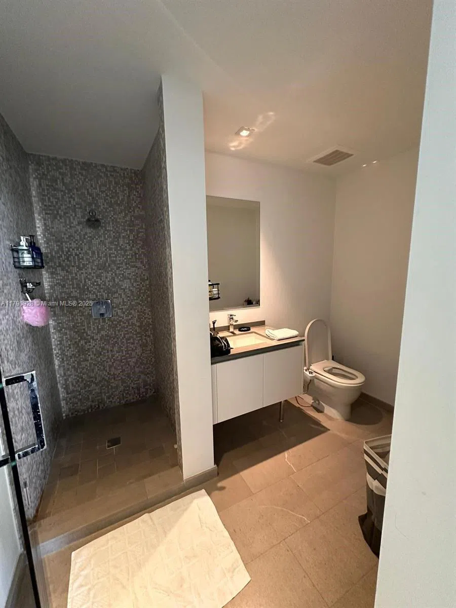 88 SW 7th St #810 Miami, FL 33130