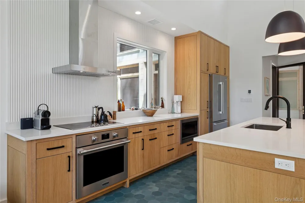 6710 Soundview Avenue Southold, NY 11971