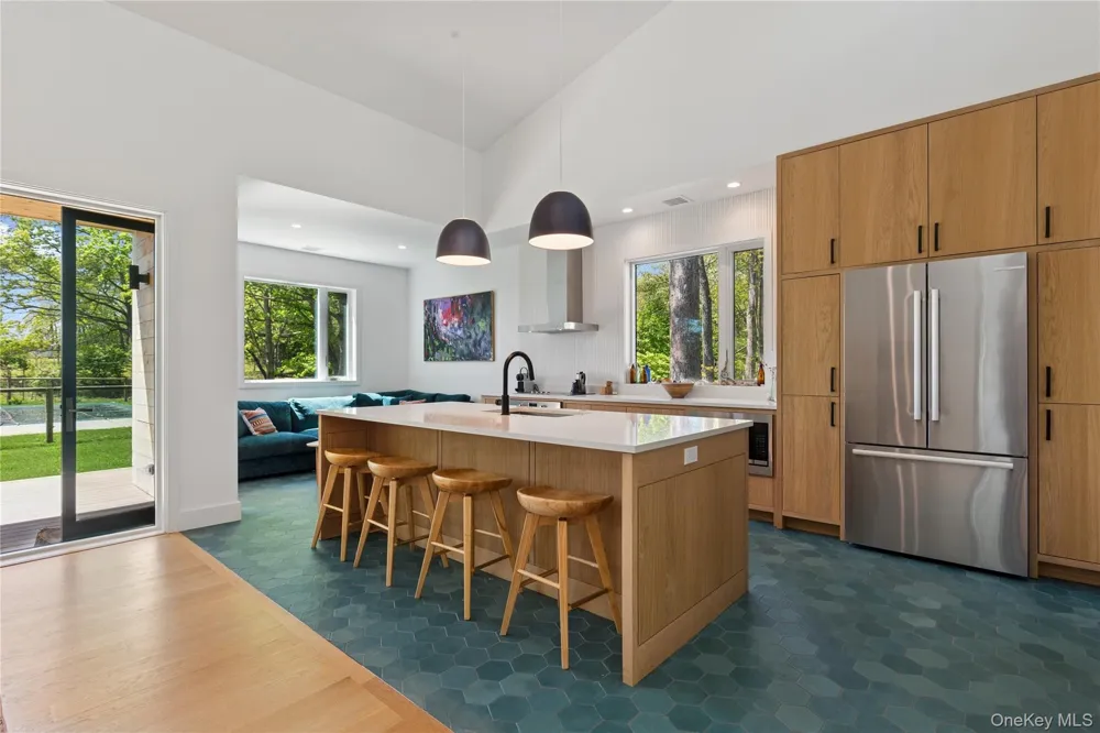 6710 Soundview Avenue Southold, NY 11971