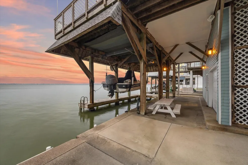 251 Isles End Road Tiki Island, TX 77554