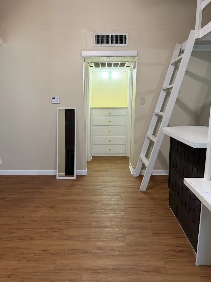 1000 W 26th Street #207 Austin, TX 78705