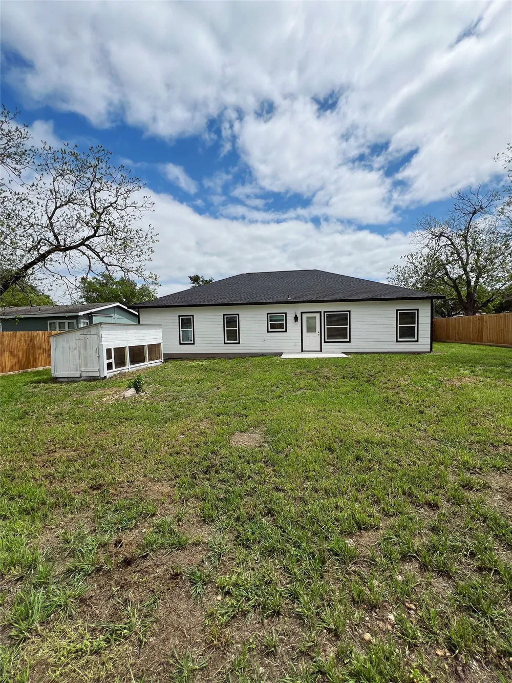 614 S Middle Street Flatonia, TX 78941