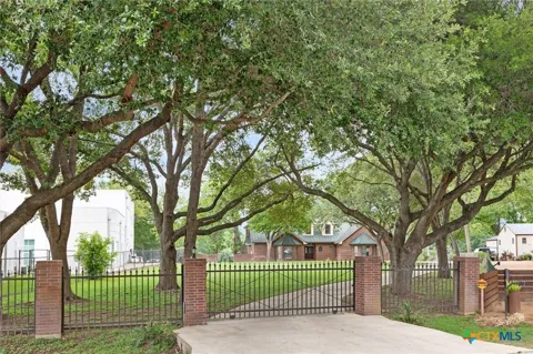 640 Woodlake Drive