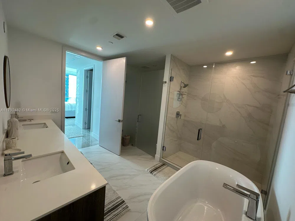 17550 Collins Ave #902 Sunny Isles Beach, FL 33160