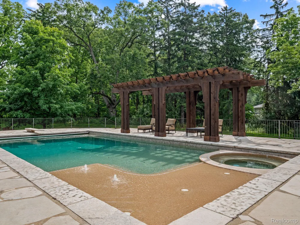 26565 SCENIC Franklin Village, MI 48025