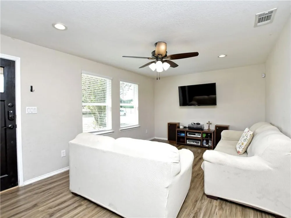 504 W 2nd Street Elgin, TX 78621