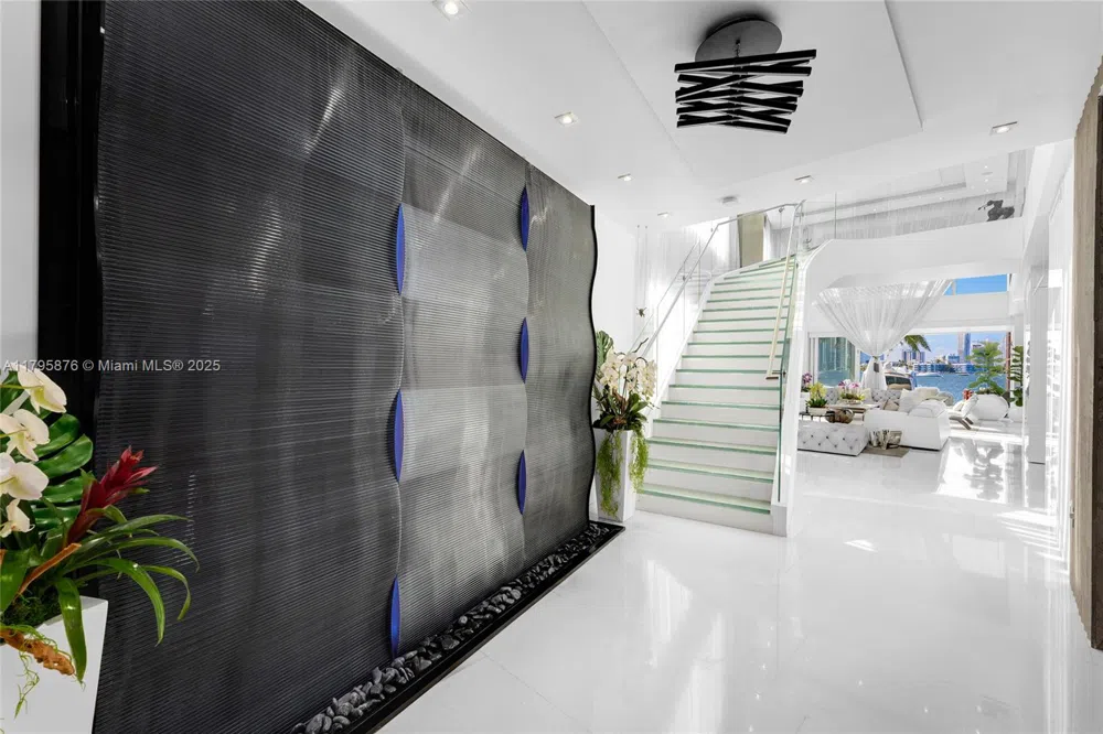 441 Hibiscus Dr Miami Beach, FL 33139