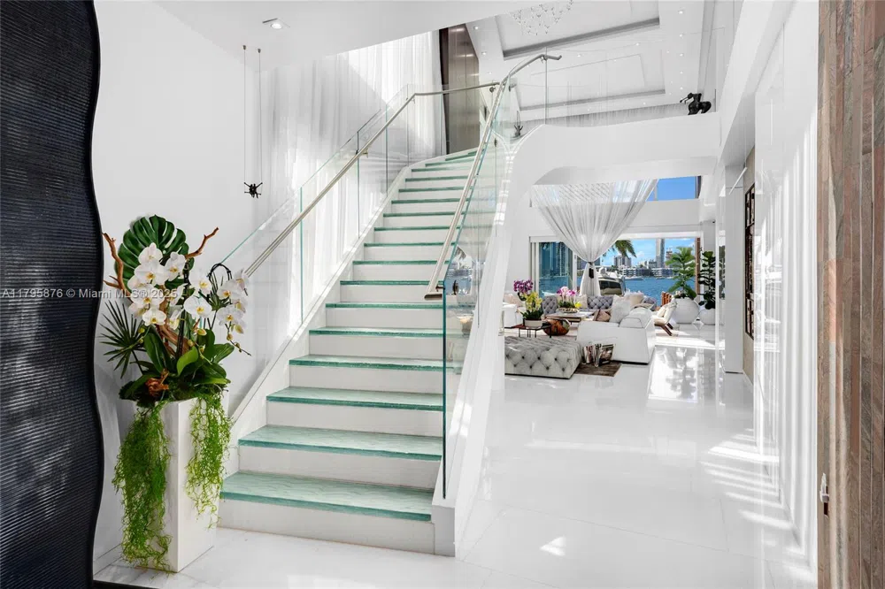 441 Hibiscus Dr Miami Beach, FL 33139
