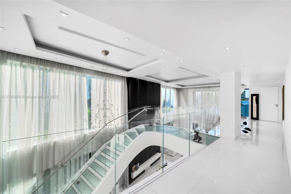 441 Hibiscus Dr Miami Beach, FL 33139