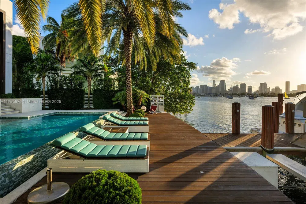 441 Hibiscus Dr Miami Beach, FL 33139