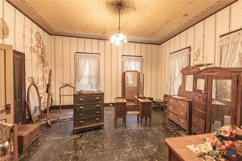 204 Avenue F Shiner, TX 77984