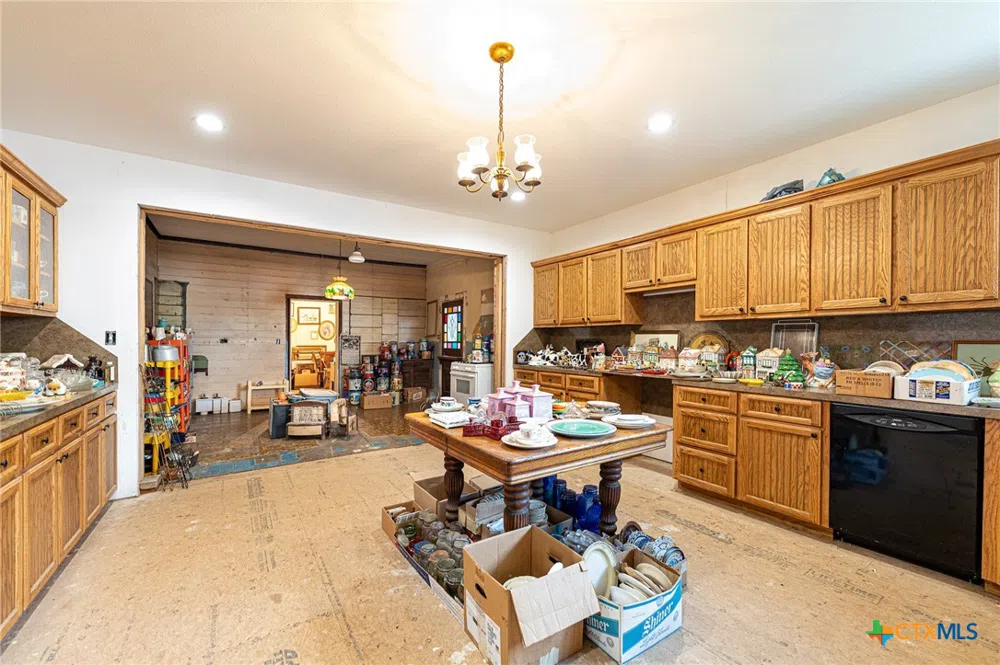 204 Avenue F Shiner, TX 77984