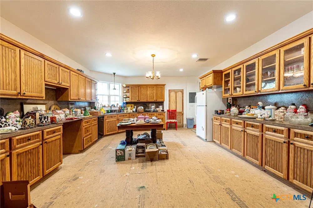 204 Avenue F Shiner, TX 77984