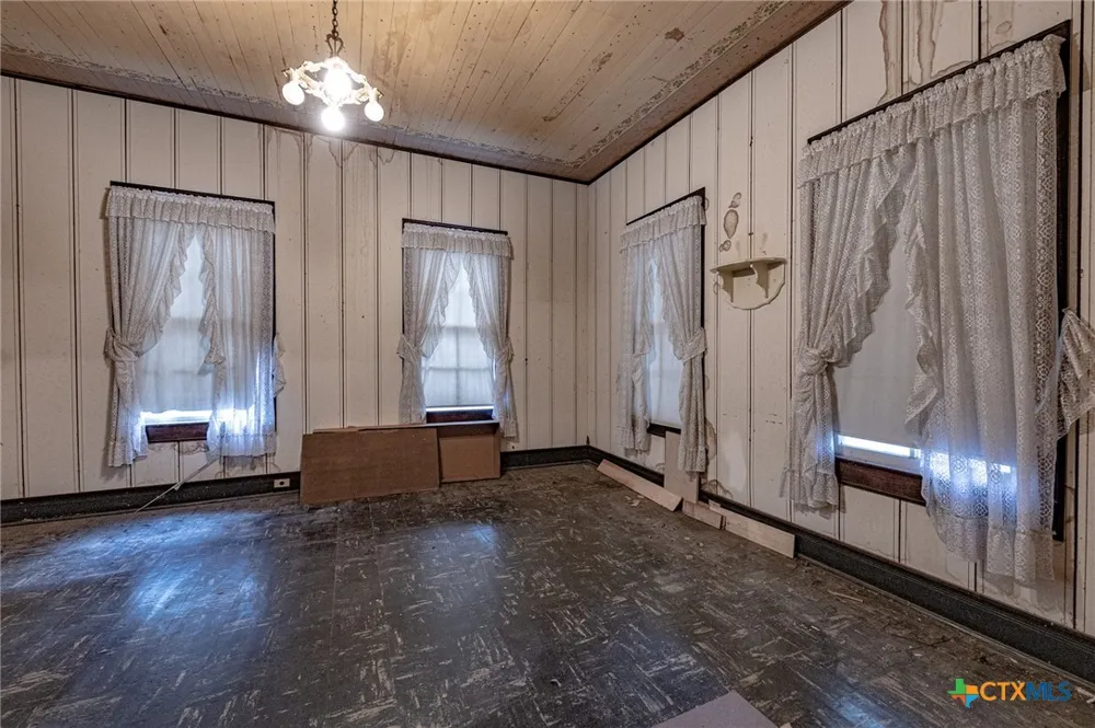 204 Avenue F Shiner, TX 77984