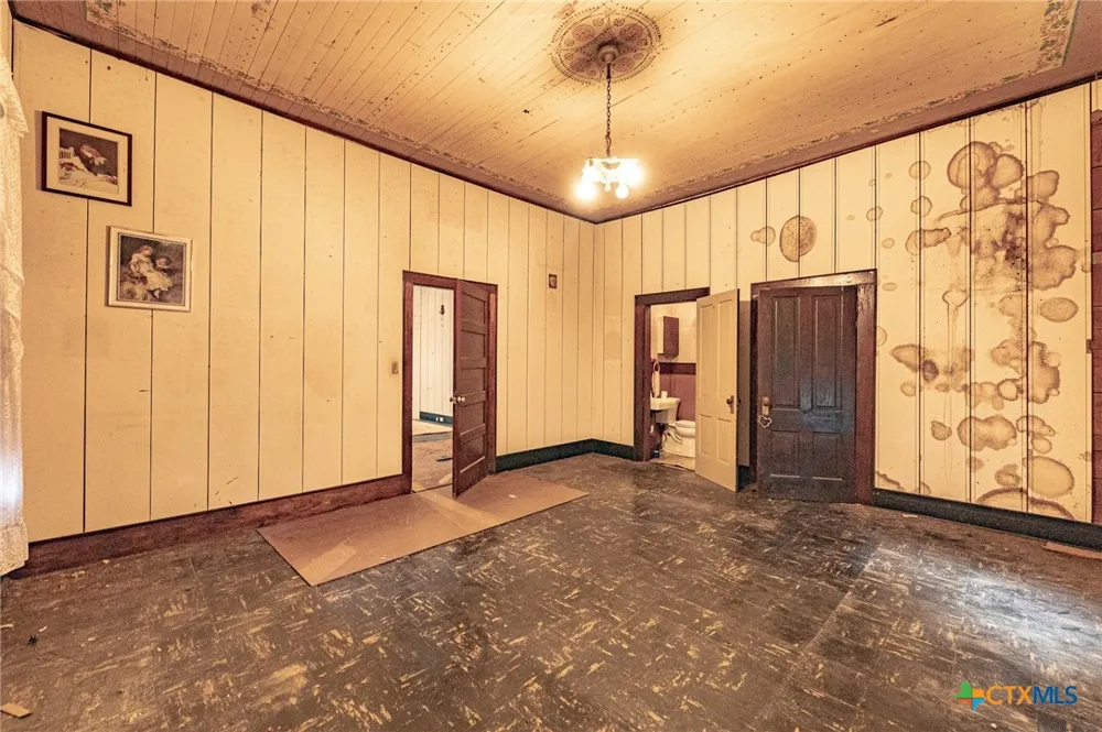 204 Avenue F Shiner, TX 77984
