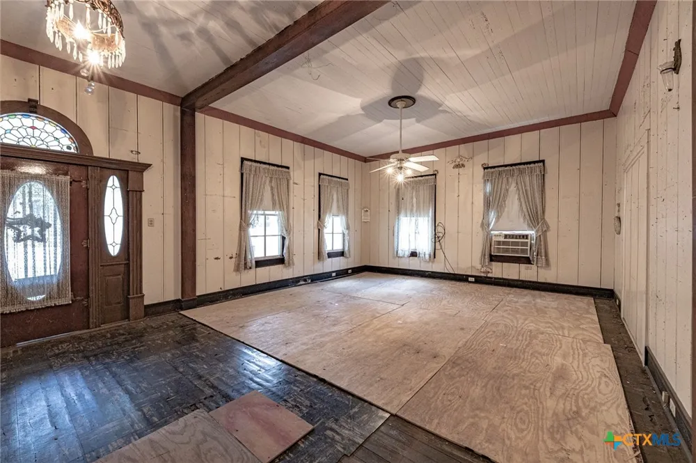 204 Avenue F Shiner, TX 77984