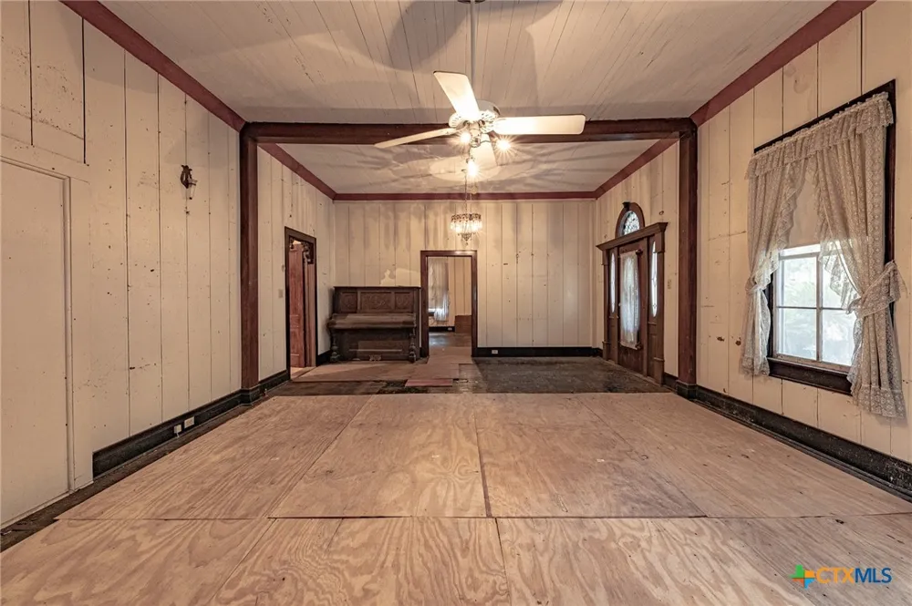 204 Avenue F Shiner, TX 77984