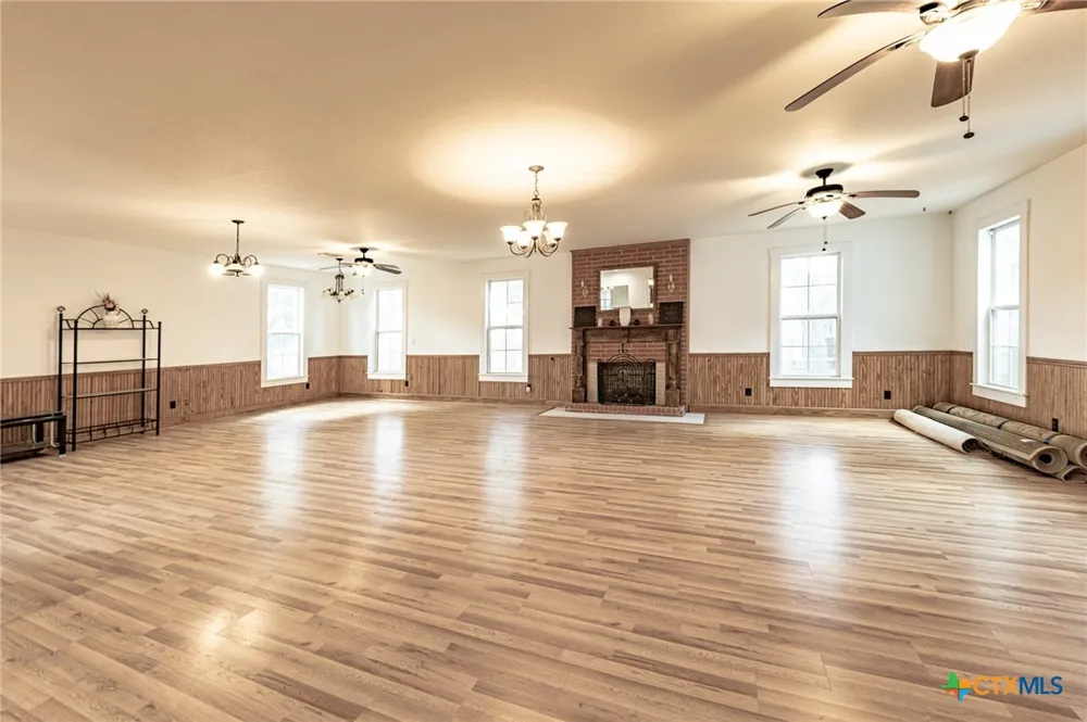 204 Avenue F Shiner, TX 77984