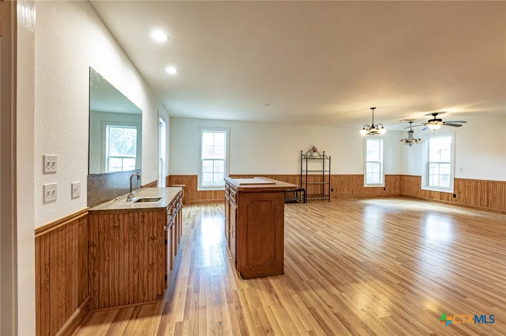204 Avenue F Shiner, TX 77984