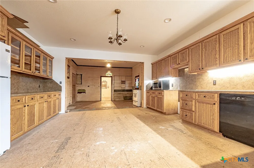 204 Avenue F Shiner, TX 77984