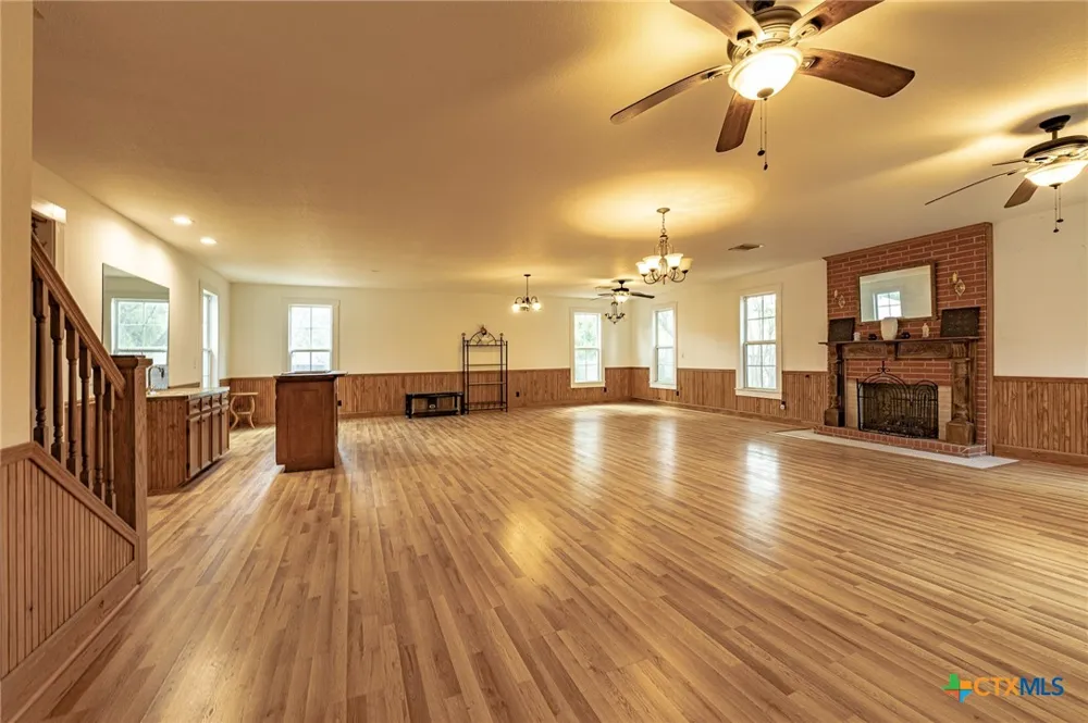 204 Avenue F Shiner, TX 77984