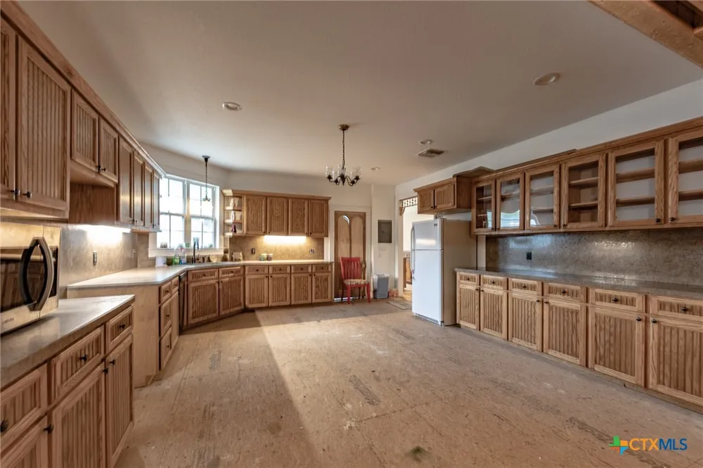 204 Avenue F Shiner, TX 77984
