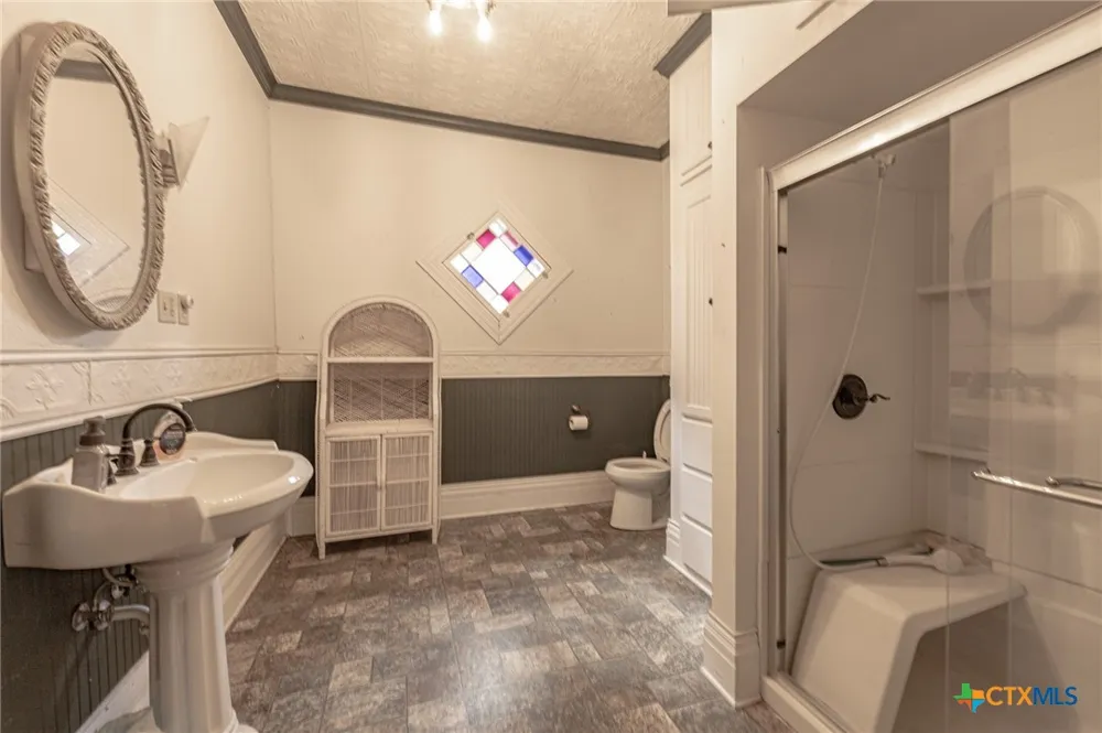 204 Avenue F Shiner, TX 77984