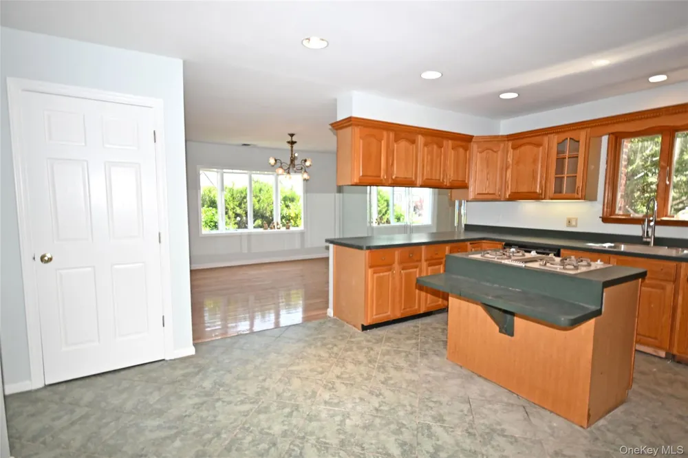 2198 Willow Street Wantagh, NY 11793