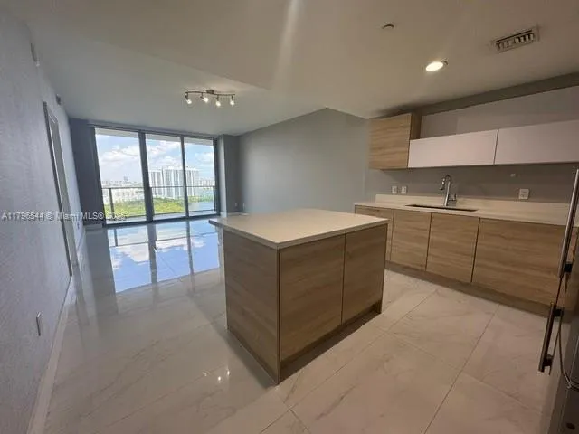 16385 Biscayne Blvd #1806 +1 parking North Miami Beach, FL 33160