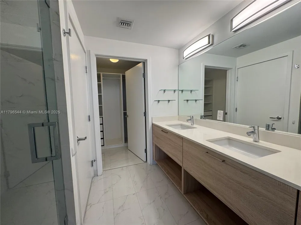 16385 Biscayne Blvd #1806 +1 parking North Miami Beach, FL 33160