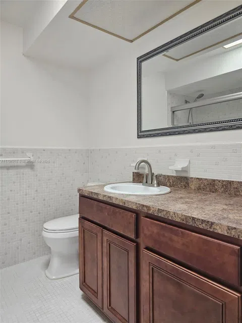2489 COUNTRY CLUB DR #102