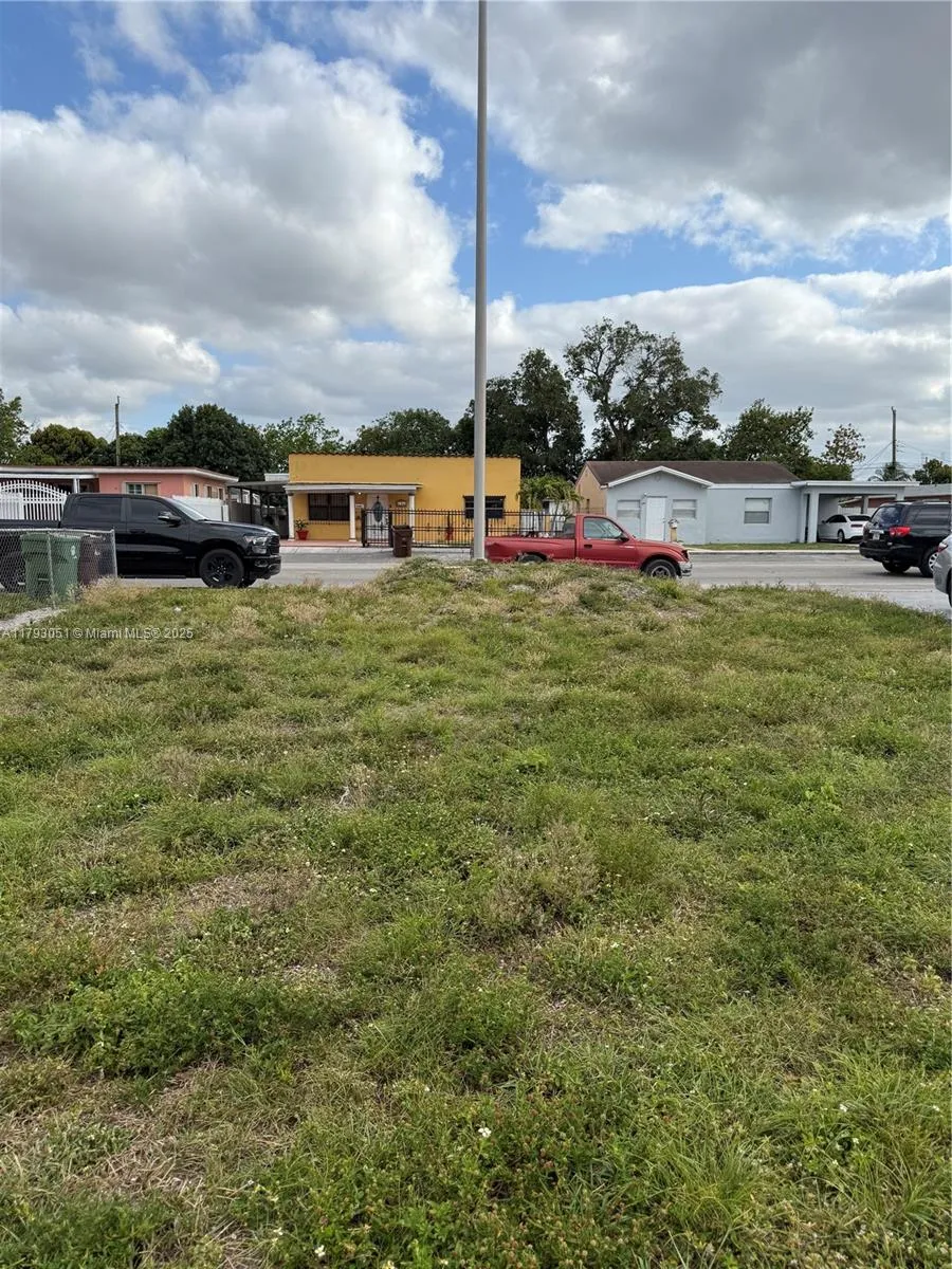 137 W 32 ST Hialeah, FL 33012
