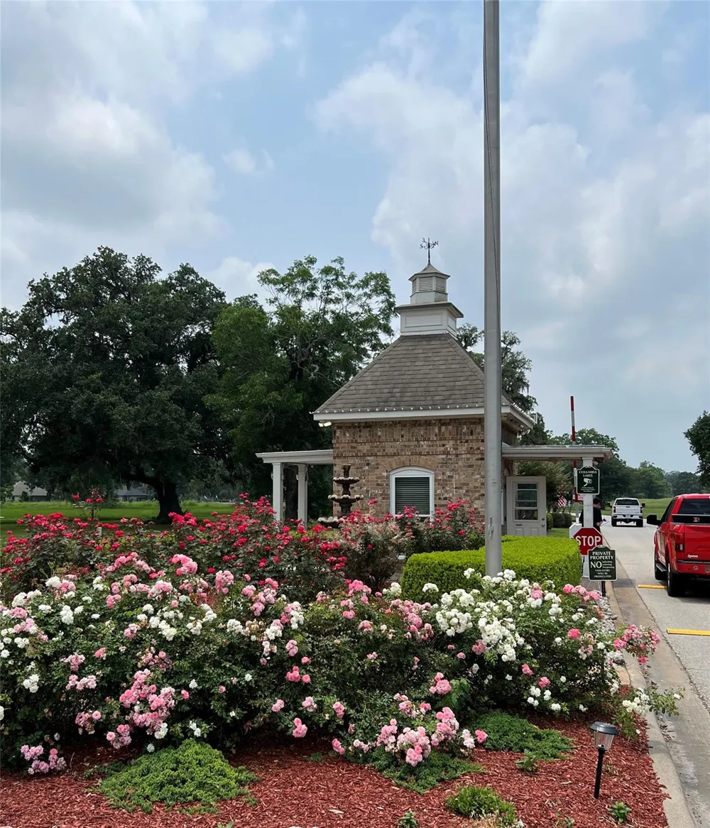209 Montclaire Dr Drive West Columbia, TX 77486
