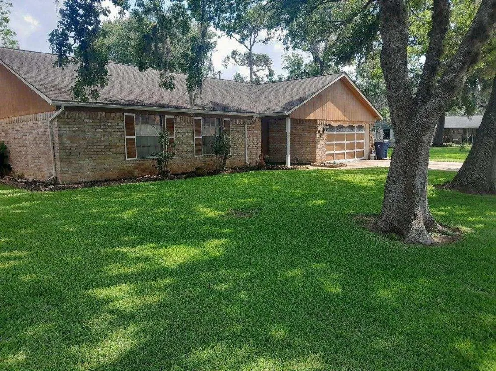 209 Montclaire Dr Drive West Columbia, TX 77486
